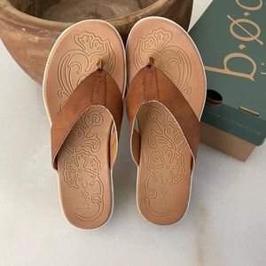NWT BOC leather sandals